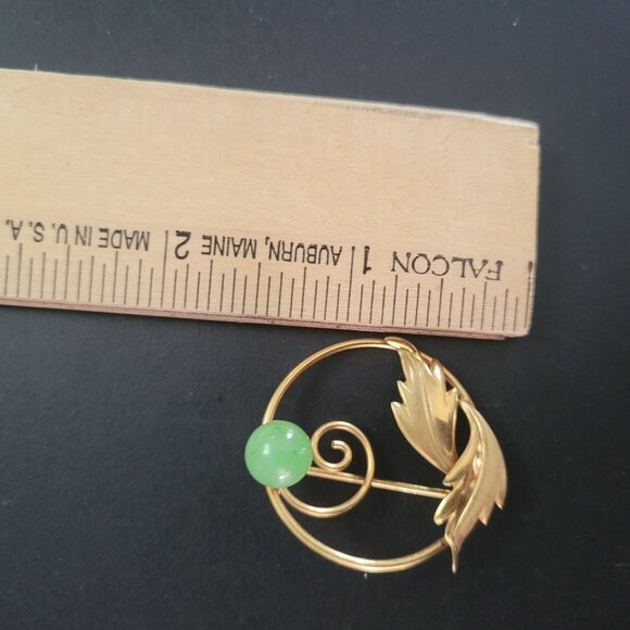 Vintage 1/20 Gold Brooch With Green Jade Stone Leaf Design - Picture 9 of 9
